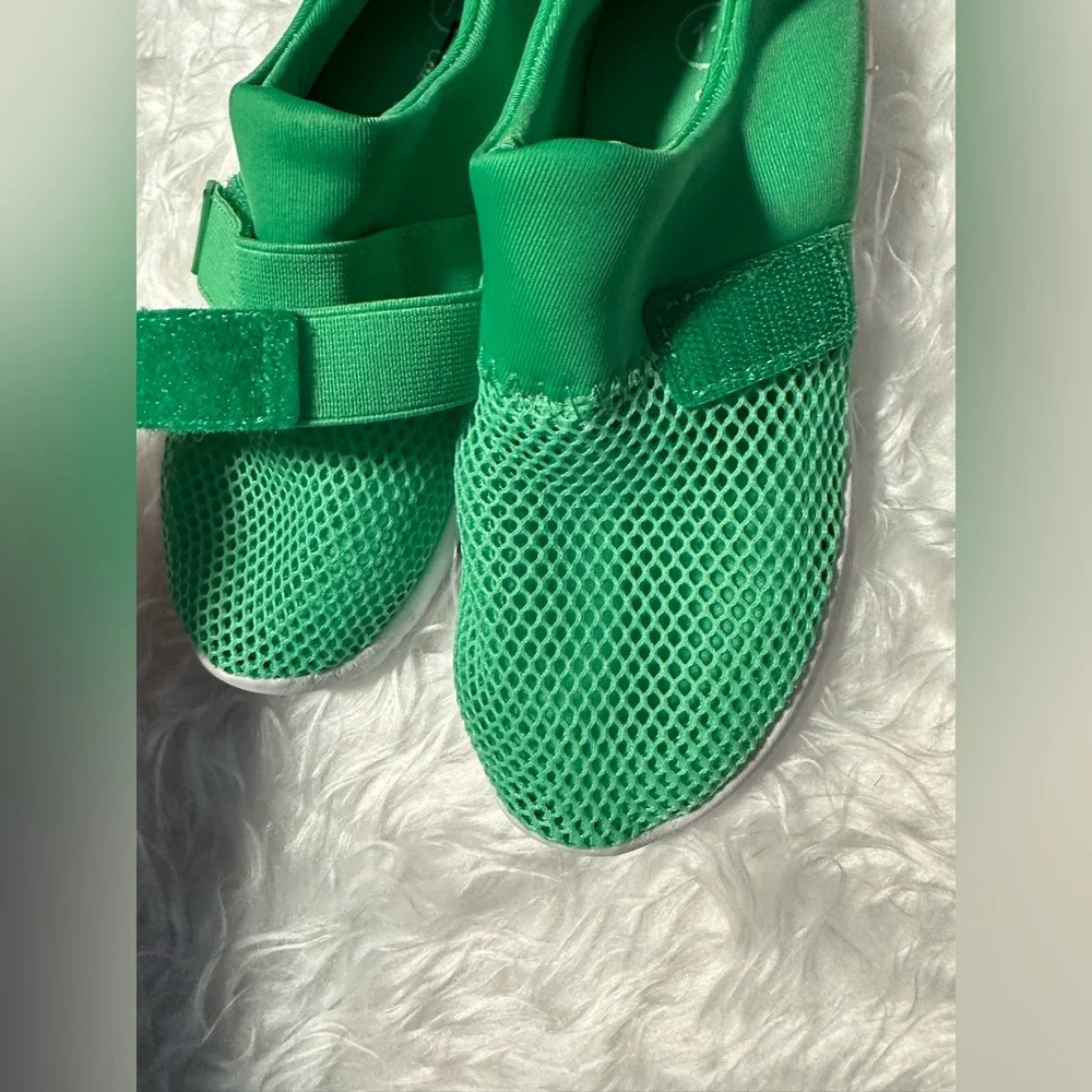 Green water shoes